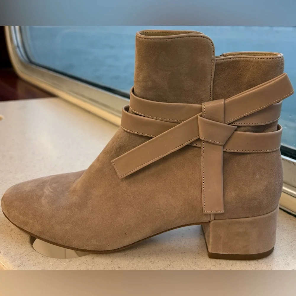 NWOT Entienne Aigner Tempest Suede Boot in Hazelnut w 1 3/4” Heel & Side Zip 8M - Picture 9 of 13